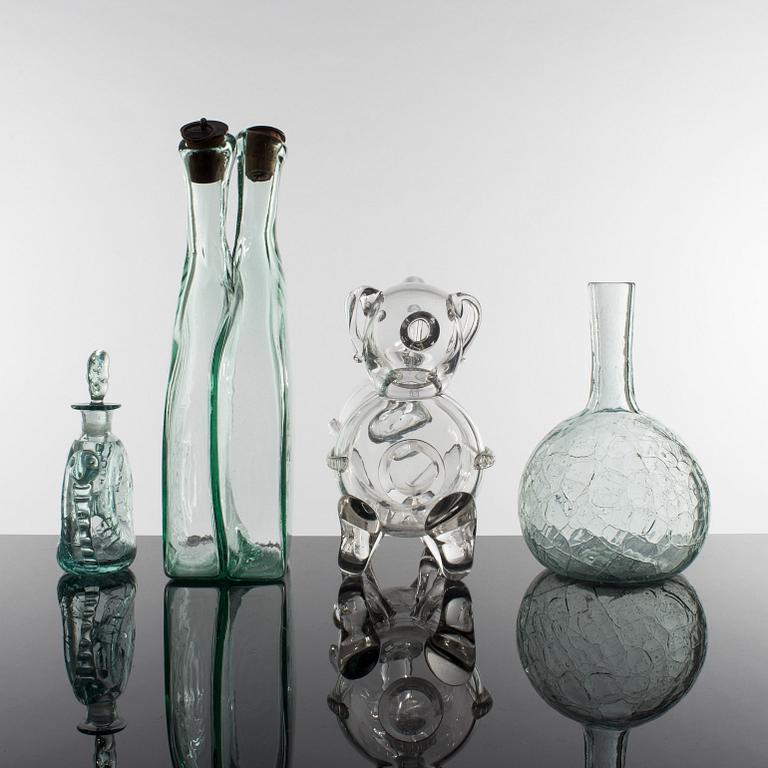 KARAFFER 7 st, sejdlar 2 st, potta och fyllehund, bl a Stockholms glasbruk, Skansen, Ture Berglund.