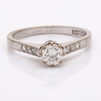 Elon  Arenhill ring 18k vitguld med 1 briljant ca 0,43 ct och diamanter 8/8 ca 0,05 ct, Malmö 1962.