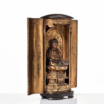 Buddha i altarskåp, lackerat trä. Japan, Edo, 1800-tal.