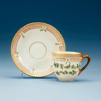 735. KAFFEKOPPAR med FAT, sju stycken, porslin. "Flora Danica", Kungl. Dansk, 1900-tal.