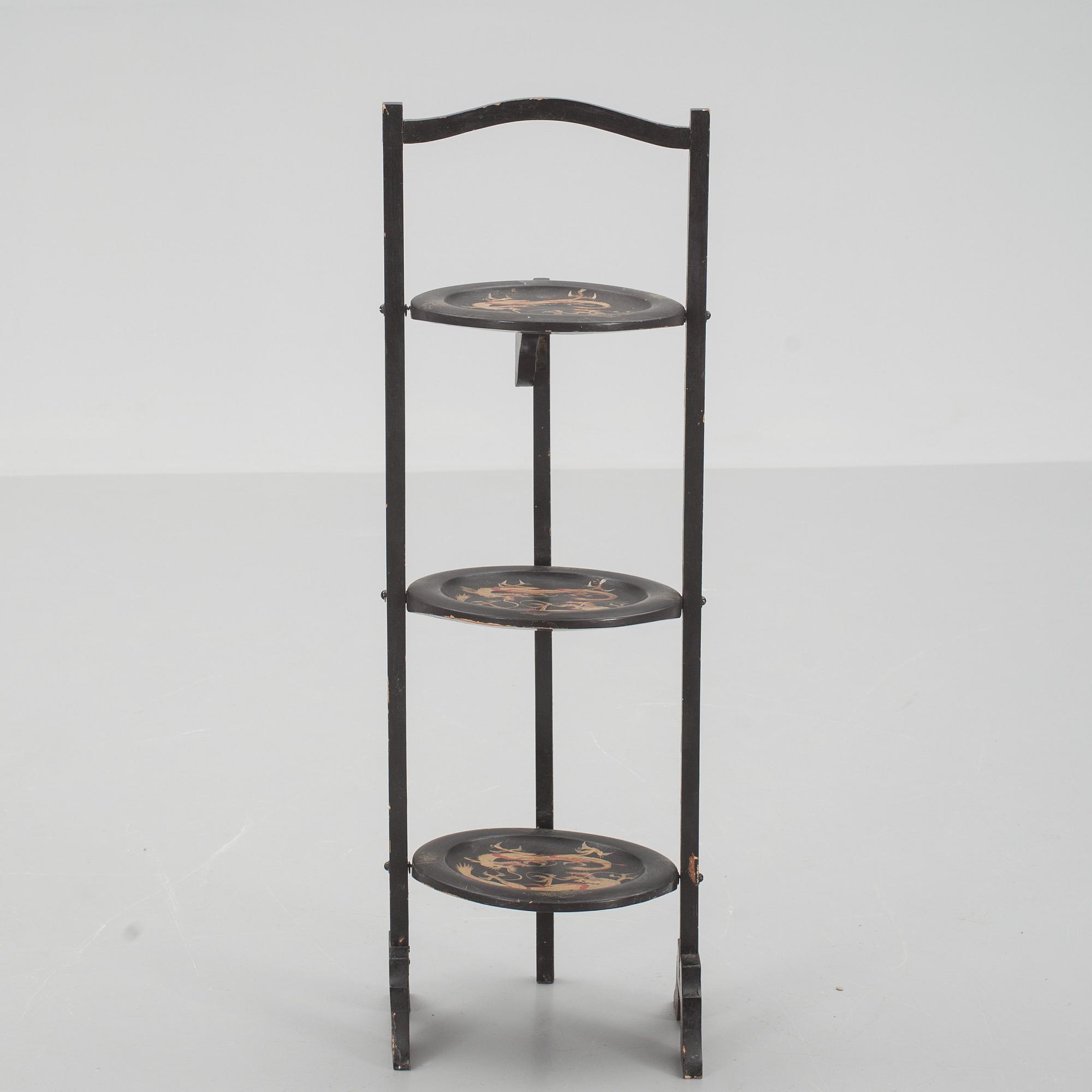CAKESTAND, kinesiserande. 1900-tal.