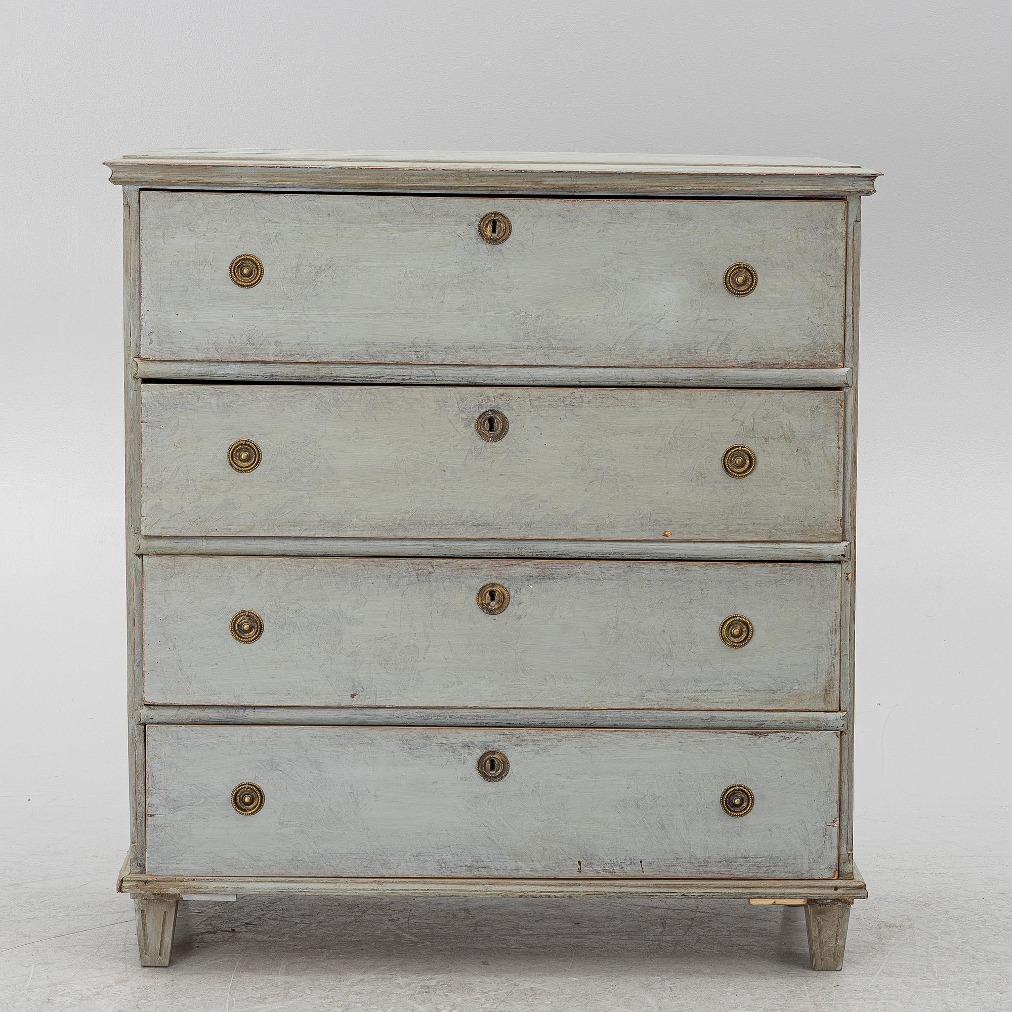 A chest of drawers, 19th century.