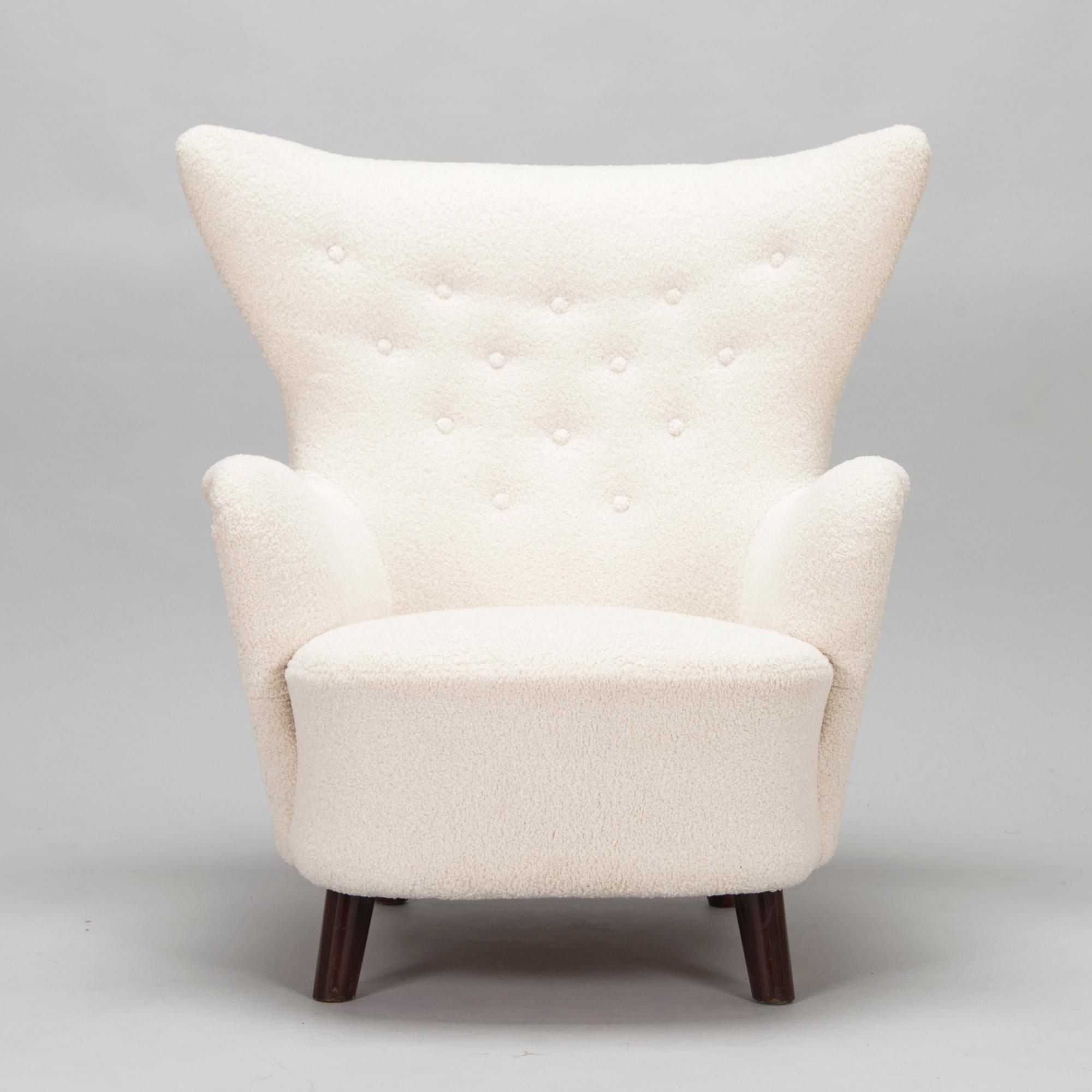 A mid-20th-century armchair.
