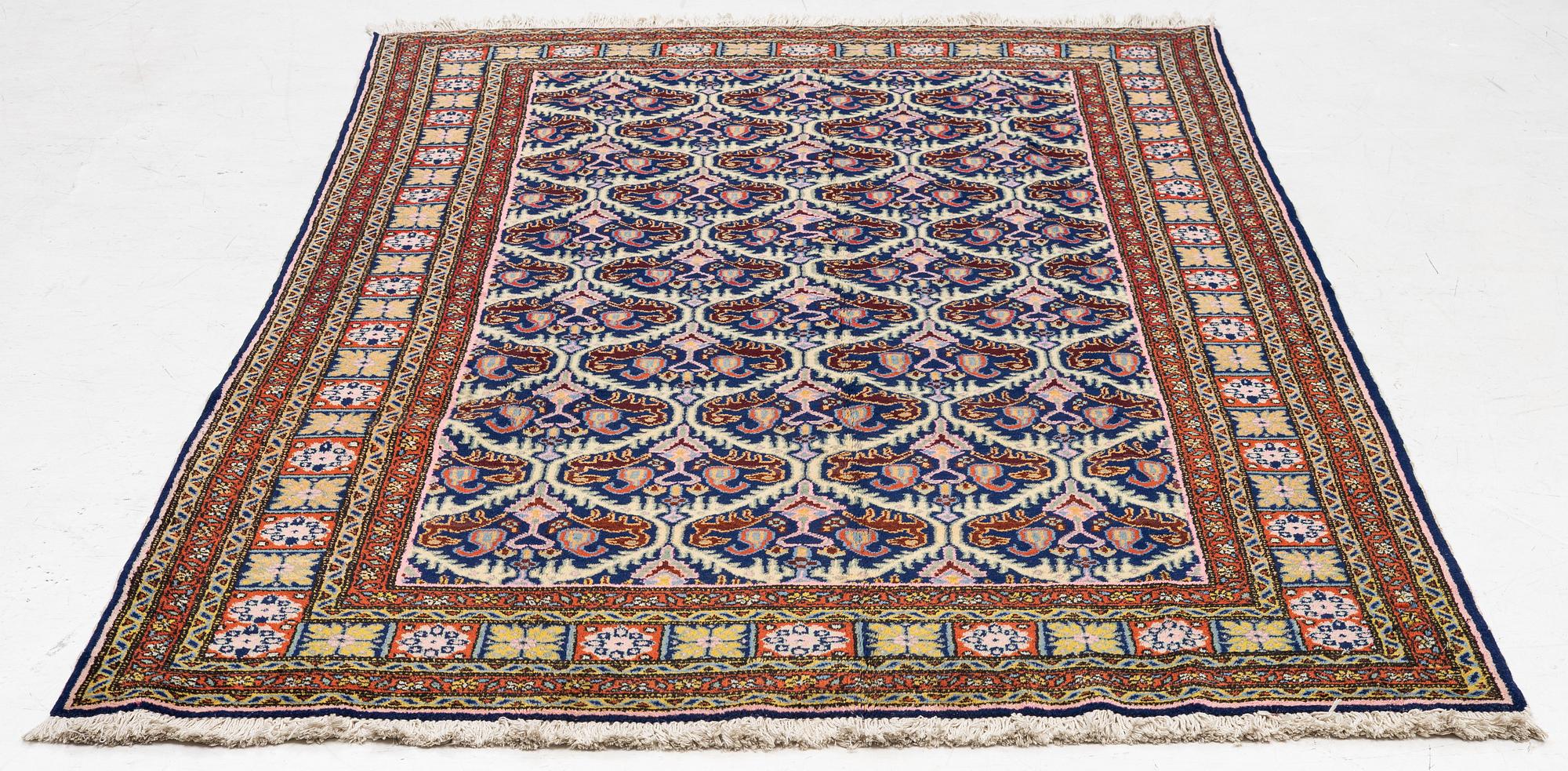 An Ardabil carpet, approx. 270 x 170 cm.