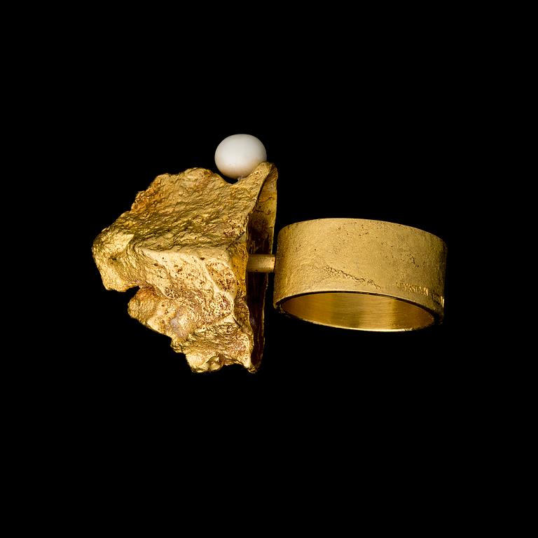 BJÖRN WECKSTRÖM, ring, pärla, Lapplänskt guld (875). Helsingfors 1963.