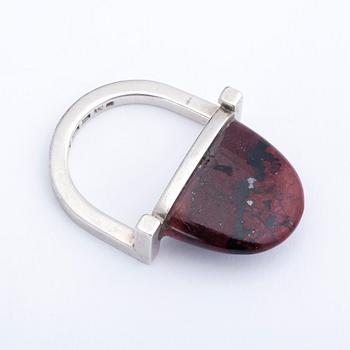 RING, sterlingsilver med röd jaspis, Sigurd Persson, Stockholm, 1981. Vikt ca 9,5 g.
