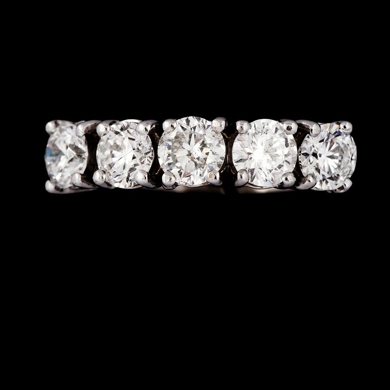RING, 18k vitguld med 5 briljantslipade diamanter, 1.69 ct. Vikt 3,3 g.