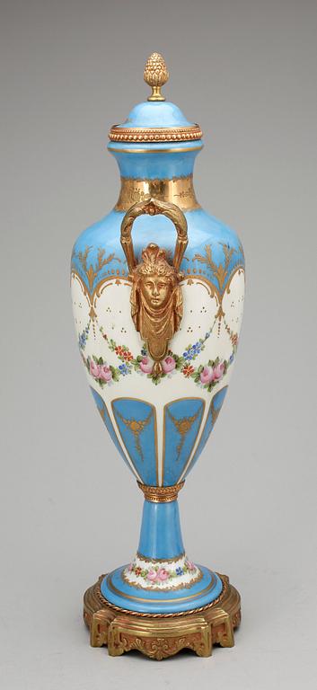 URNA, porslin och mässing, Sevres-liknande märke i lock, Paris, trol sent 1800-tal.