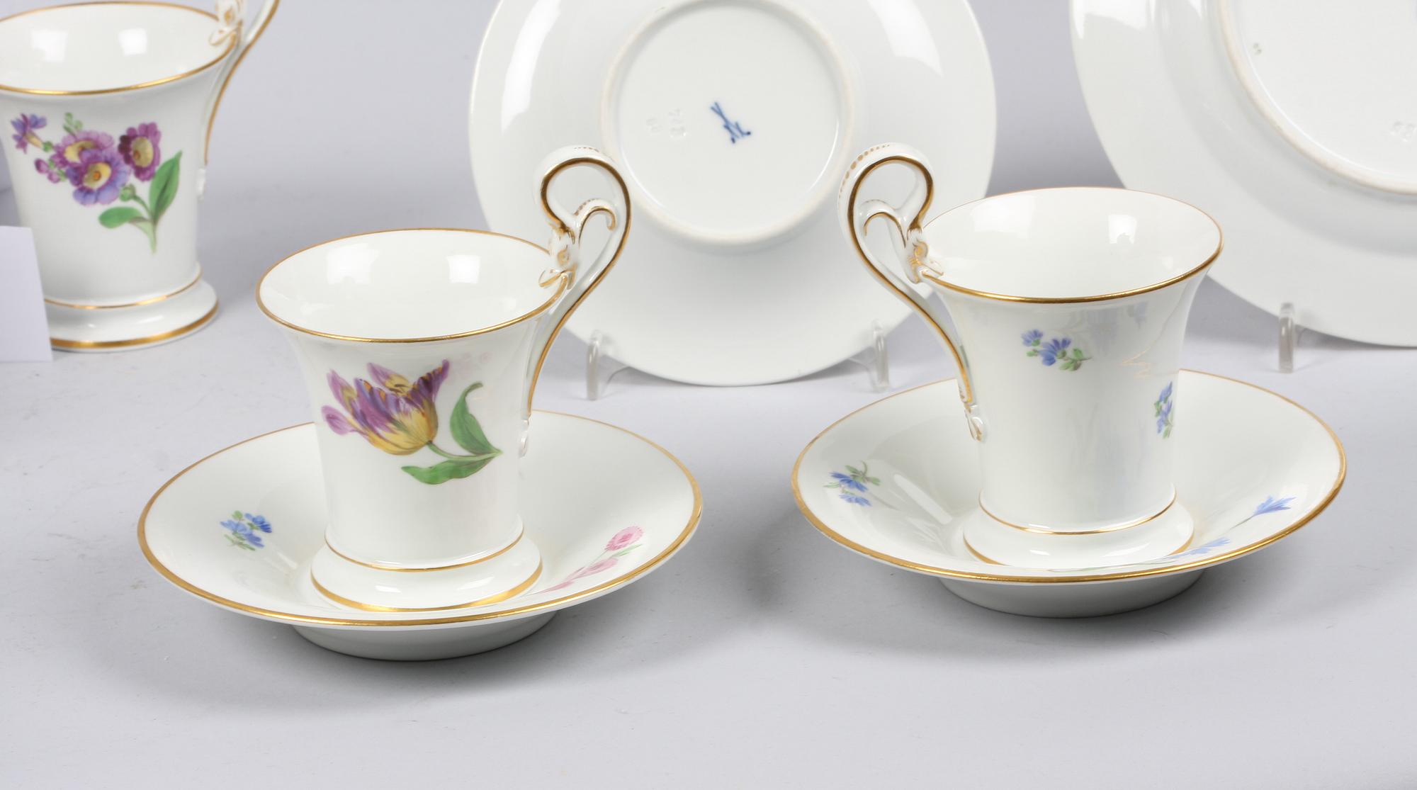 KOPPAR MED FAT, 7 ST SAMT ASSIETTER, 11 st, porslin, Meissen 1800-tal.