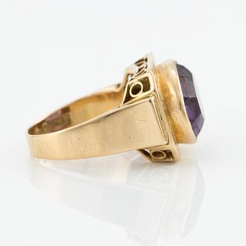 Ring  18K guld med fasettslipad ametist.