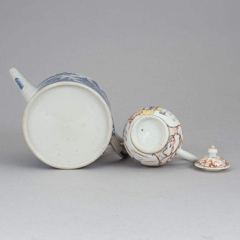 A chinese porcelain teapot and chocolate pot 18/19th century.