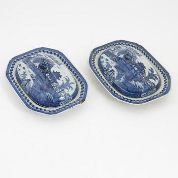 A pair of blue and white Chinese dishes with covers, Qing dynasty, Qianlong, (1736-95).
