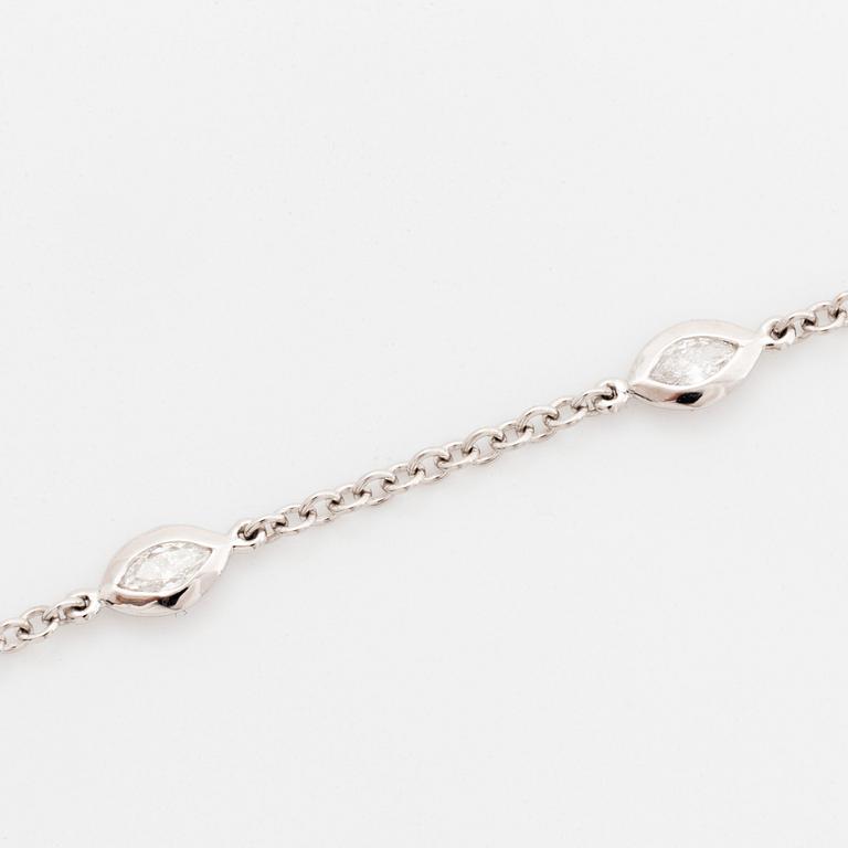 Collier 18K vitguld med markisformade briljantslipade diamanter.