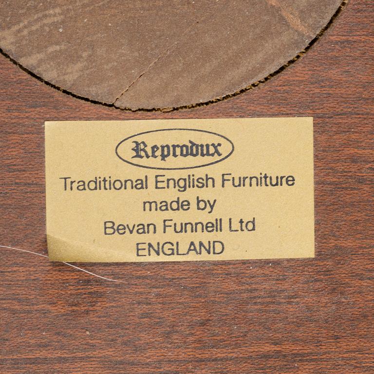 A yew dining table and 8 chairs, second half of the 20th century.