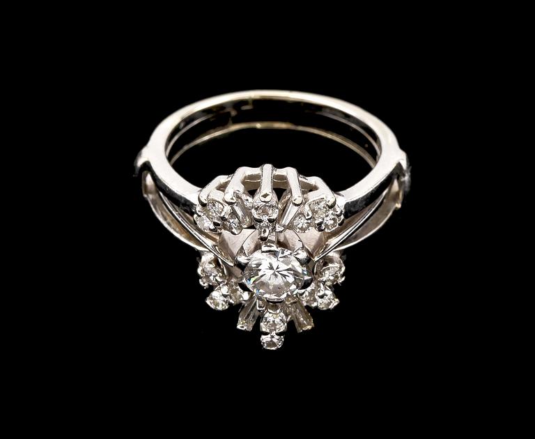 RING, 18k vitguld med briljant- och baguetteslipade diamanter, tot ca 0.70 ct.