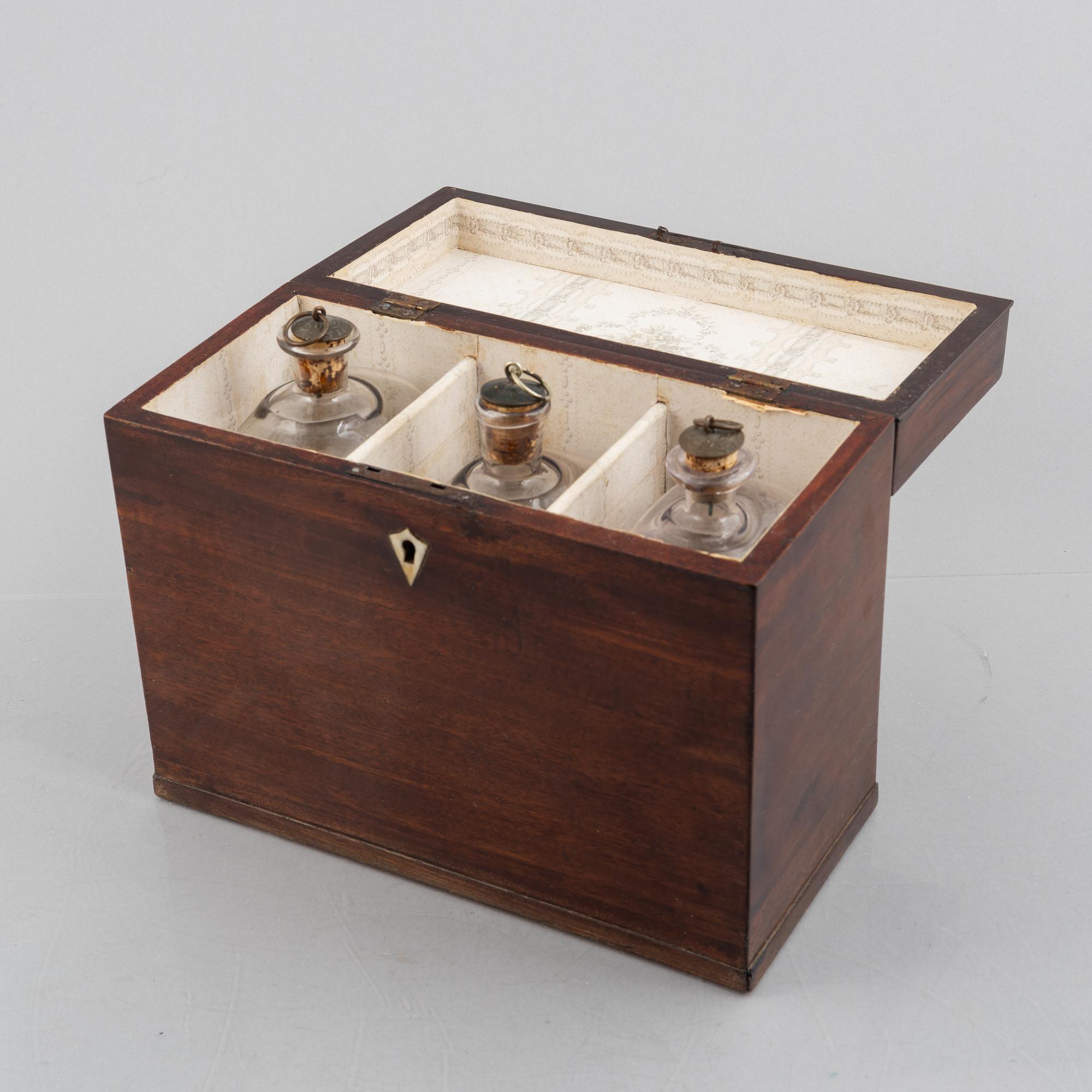 A flask box, first half of the 19th Century.