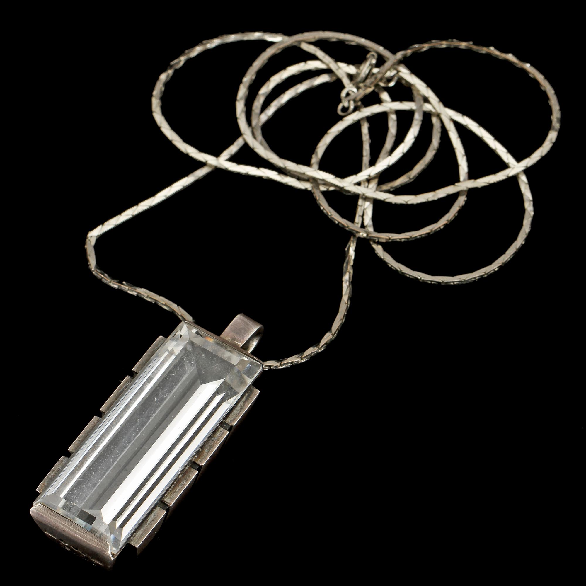 HÄNGE, silver med fasettslipad bergskristall, Per Emilsson, Lomma, 1941. Vikt 34 g.