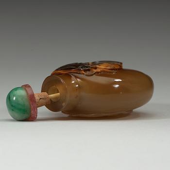 A carved chalcedony snuff bottle, Qing dynasty, 19th century.