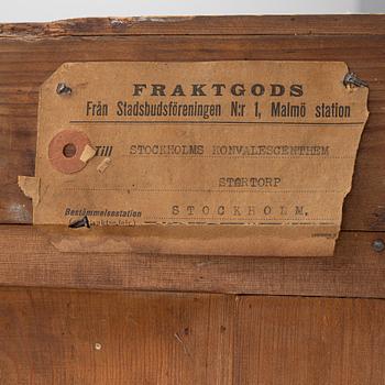 Klädskåp från omkring år 1900.