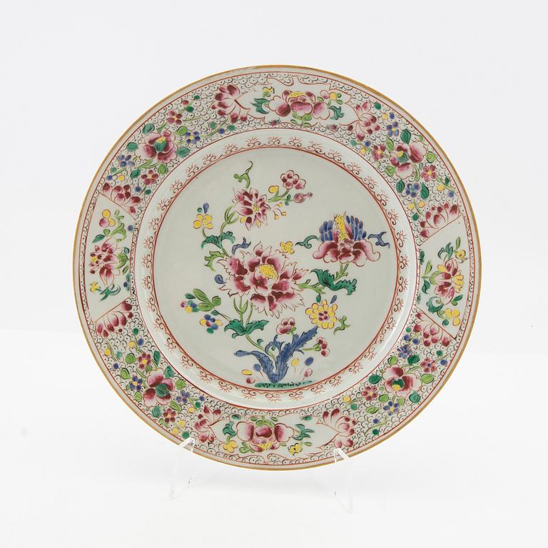 A famille rose dinner plate, Qing dynasty, 18th Century.