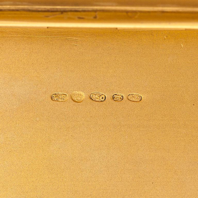 A cigarette case, 18K gold with a synthetic cabochon-cut sapphire. Import marked Wilhelm Pettersson, Turku 1961.