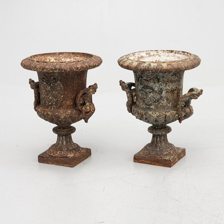 A pair of garden urns, 20th century.