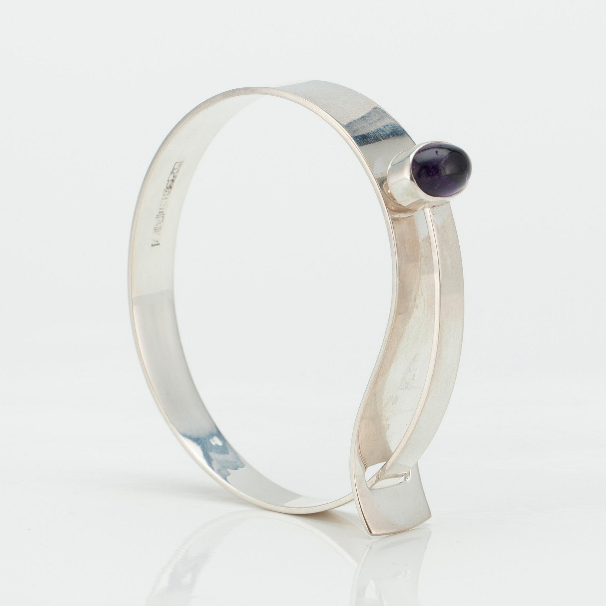 Elis Kauppi, A BRACELET, sterling silver, cabochon cut amethyst, Kupittaan Kulta 1959.