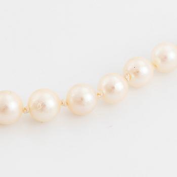 Cultured pearl necklace, clasp silver.