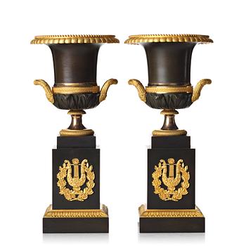 145. A pair of French Empire urns, beginning of 19th century.