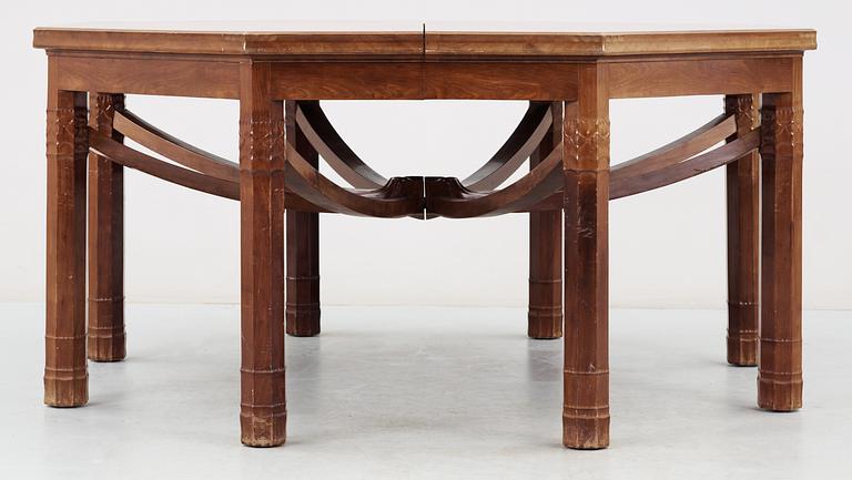 A Swedish Art Noveau mahogany dinner table with eight chairs, Kullman & Larsson, Malmö 1914.