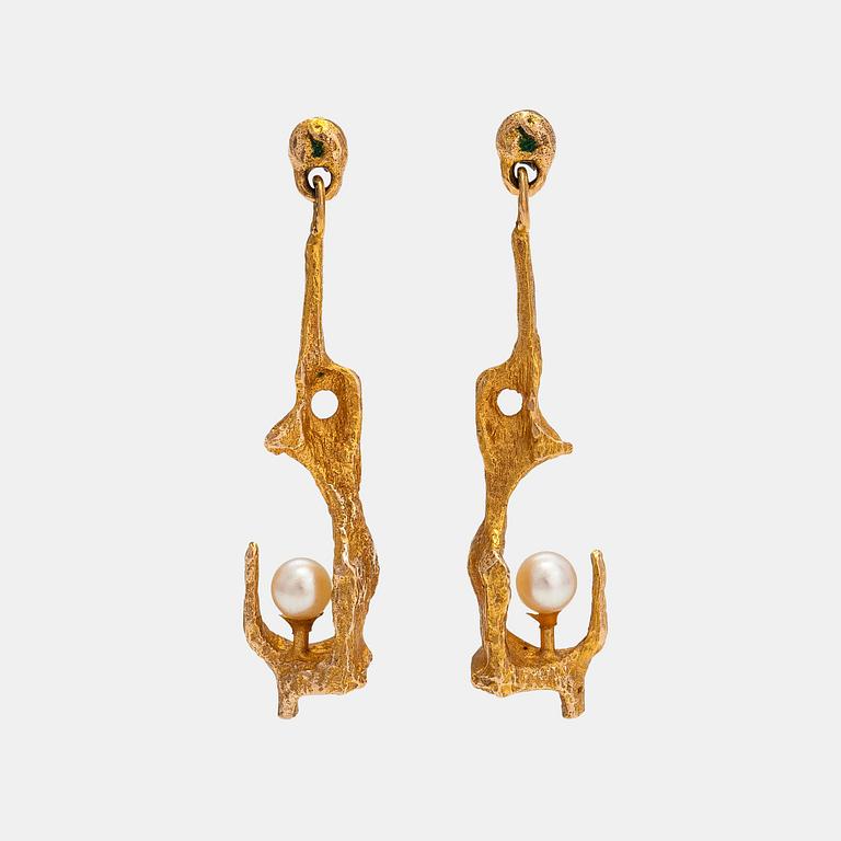 Björn Weckström, "By the springs", a pair of 18K gold and cultured pearls earrings. Lapponia 1964-1974.