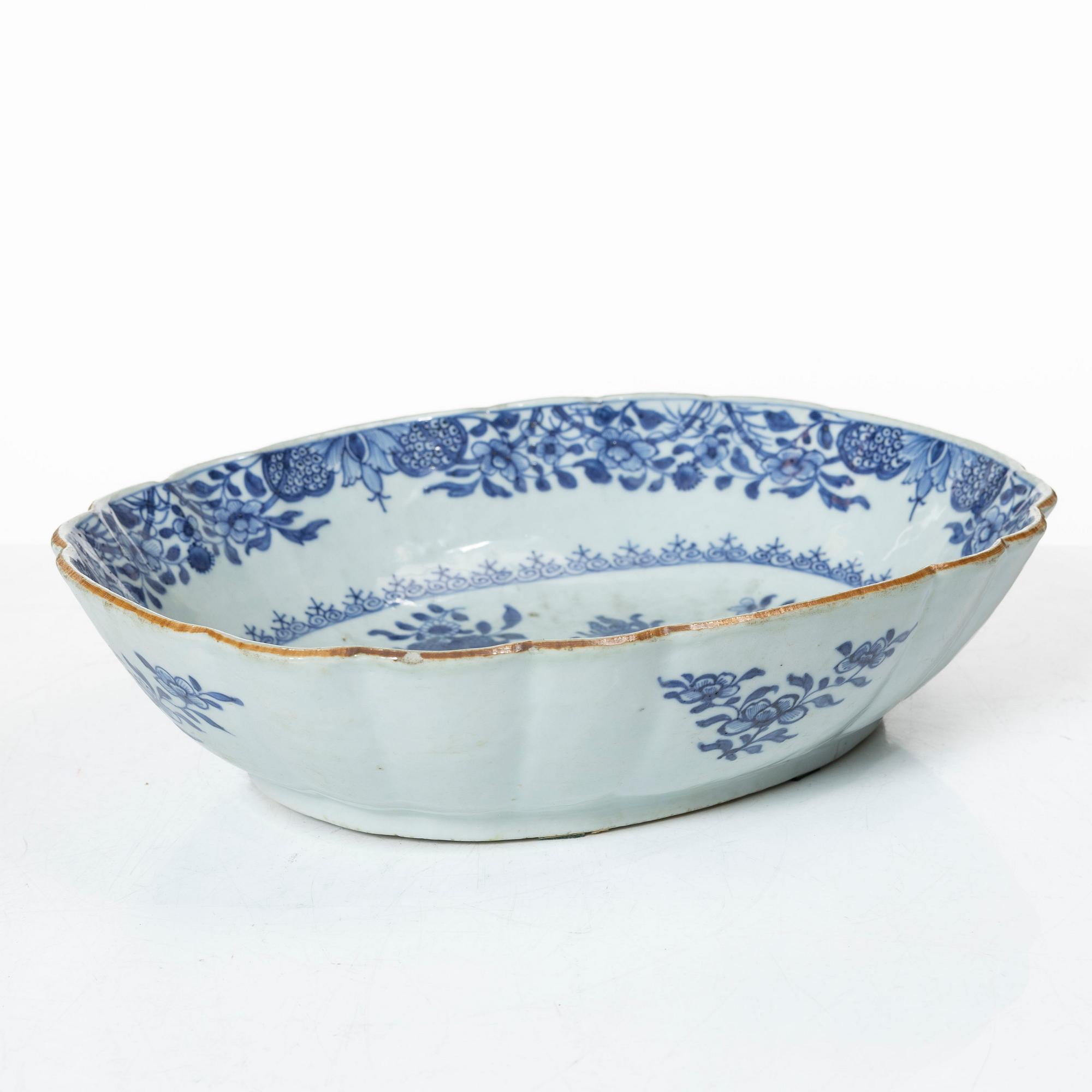 Stekfat, porslin. Qingdynastin, Qianlong (1736-95).