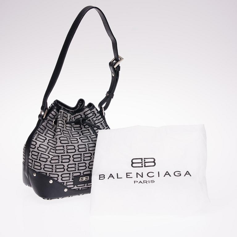 LAUKKU, Balenciaga.