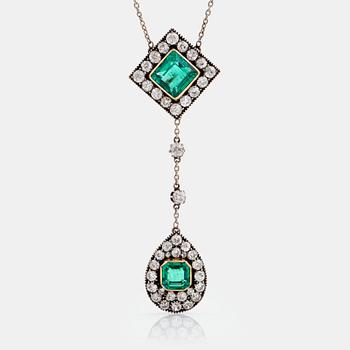 985. Collier med två fasettslipade smaragder samt gammalslipade diamanter.