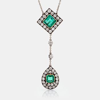 985. A necklace set with two faceted emeralds and old-cut diamonds.