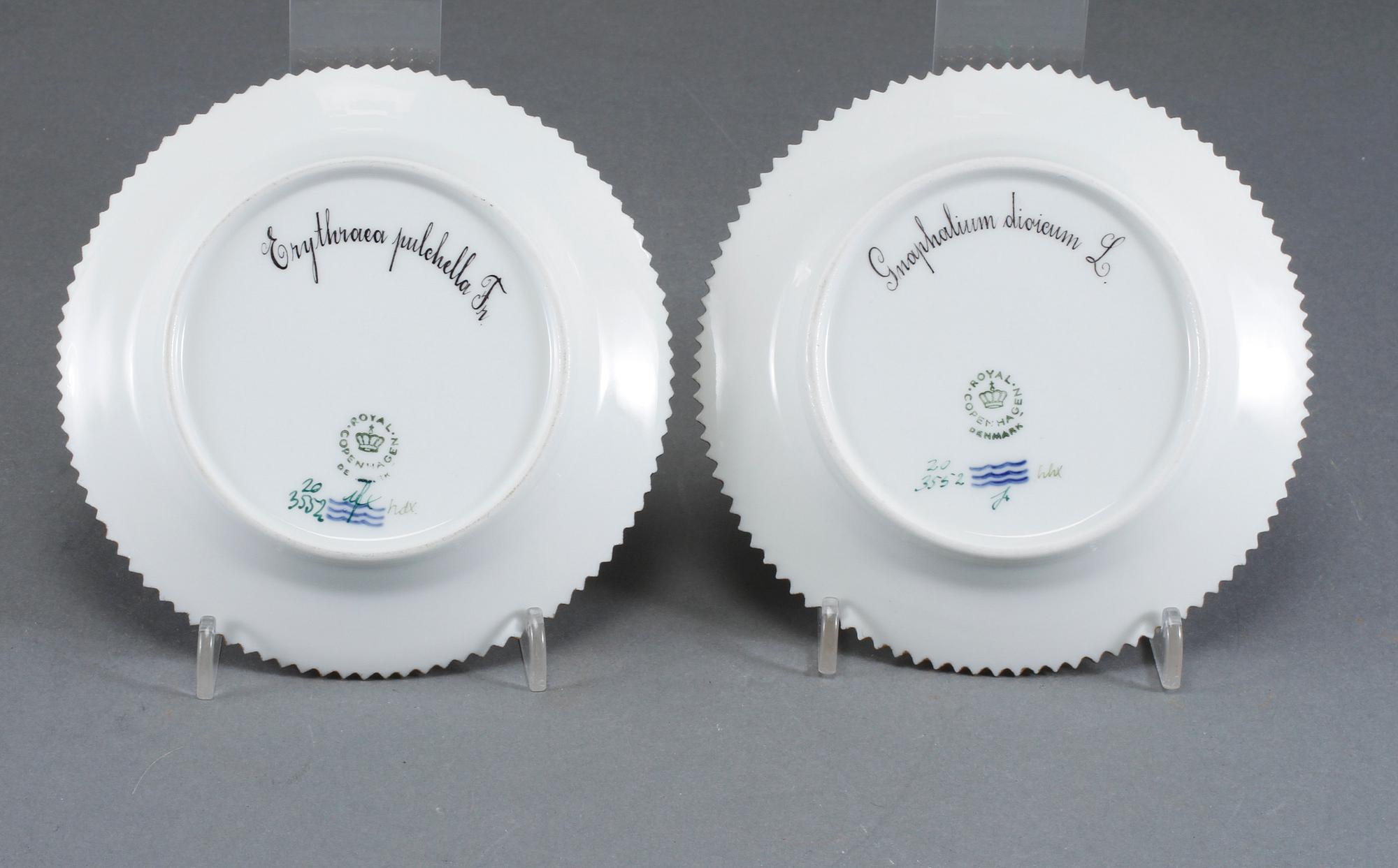 ASSIETTER, 2 stycken, porslin, "Flora Danica", 20 3552, Royal Copenhagen, 1900-talets andra hälft.