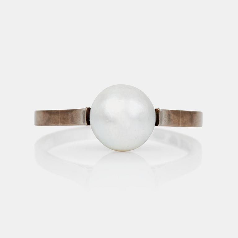 A natural saltwater pearl ring. Pearl Ø 8 mm.