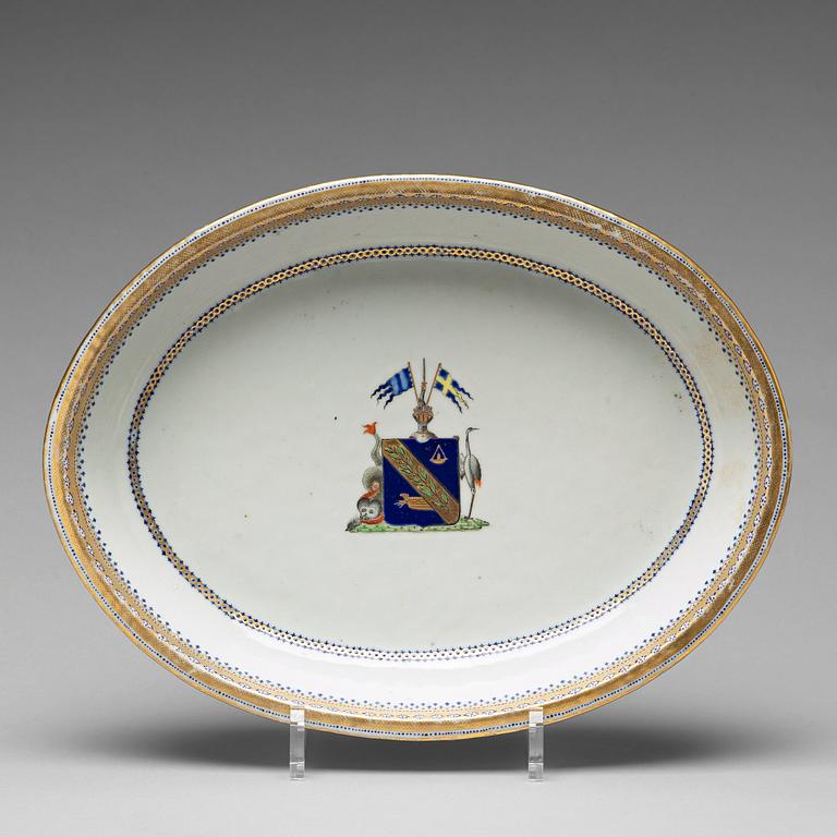 An armorial serving dish, Qing dynasty, Jiaqing (1796-1820).