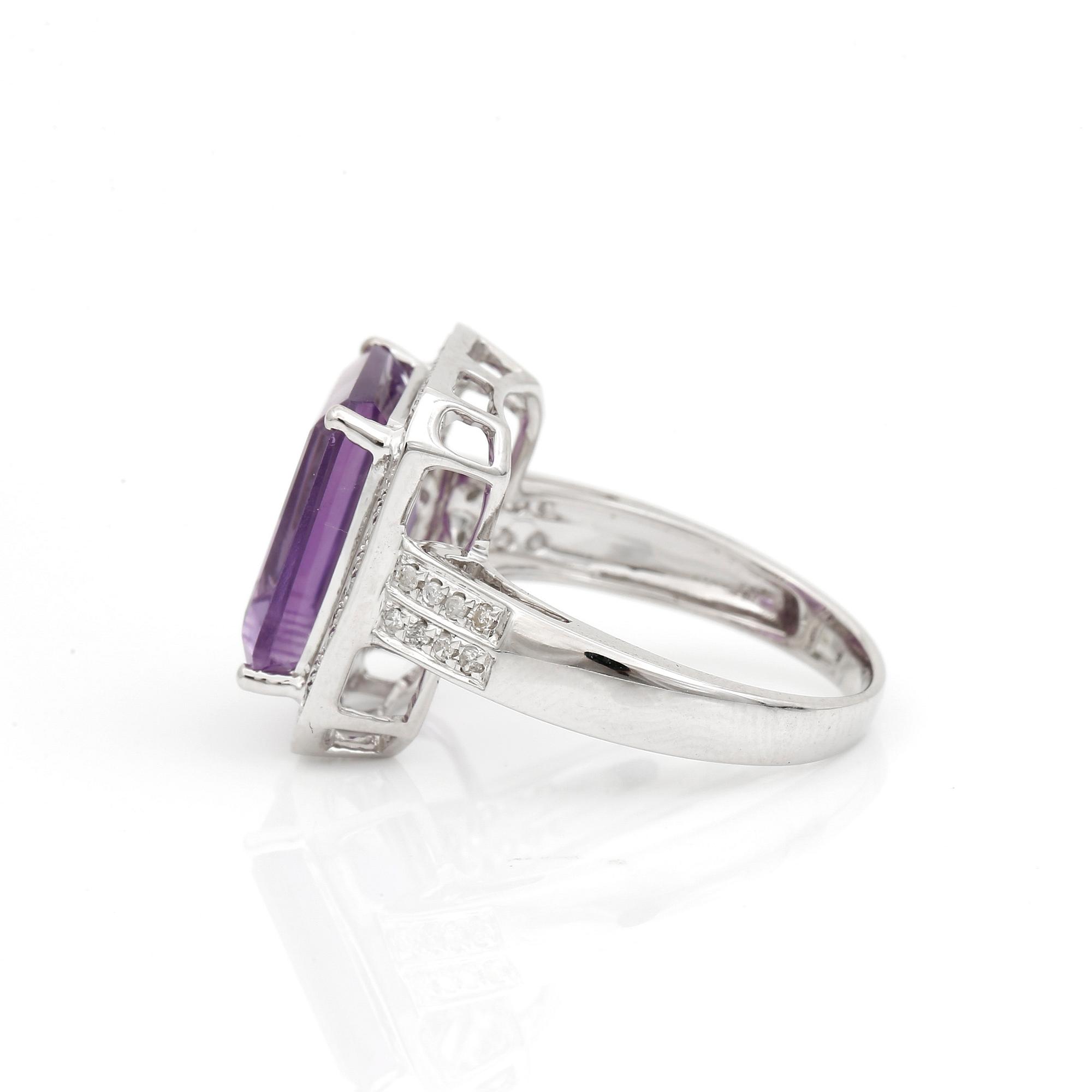 RING, trappslipad ametist, ca 4,35 ct omgiven av små diamanter.