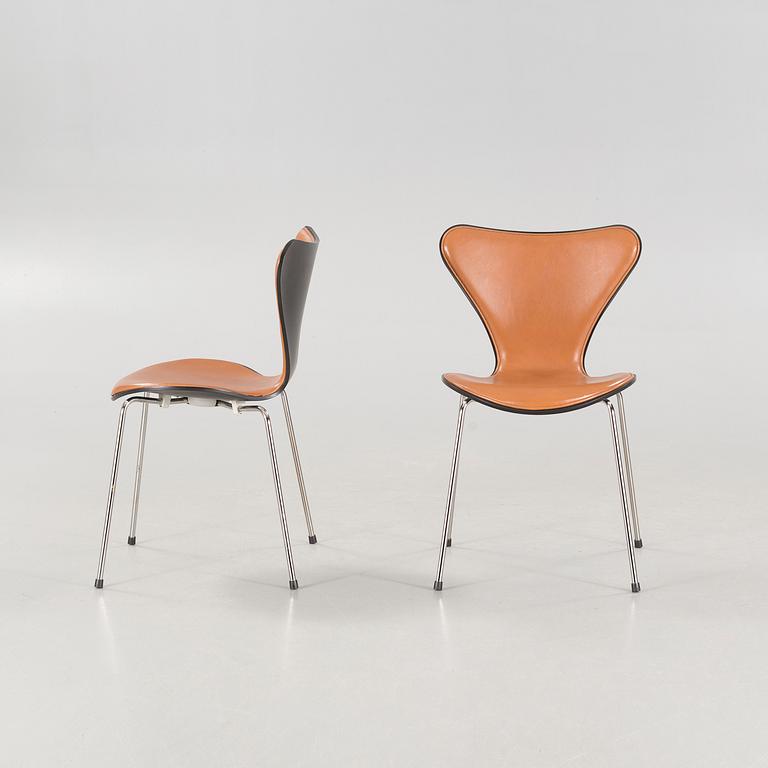 Four chairs "Sjuan" by Arne Jacobsen.