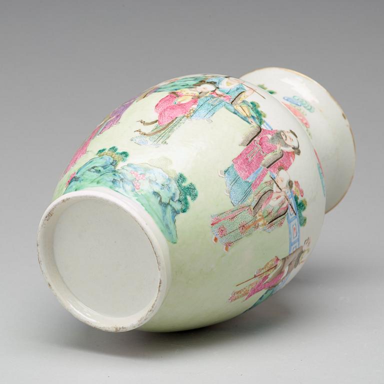 A famille rose vase, Qing dynasty, 19th century.