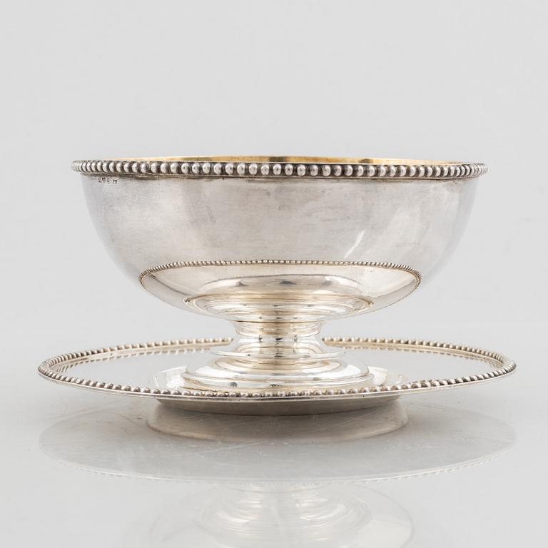 A Swedish silver sauce boat on tray, mark of Gustaf Möllenborg, Stockholm 1894.