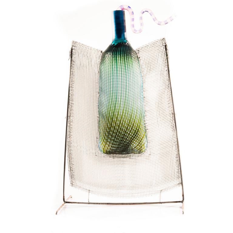 MARKKU SALO, SKULPTUR. Flaska blåst i nät. Sign. Markku Salo, Nuutajärvi 1991 Notsjö.