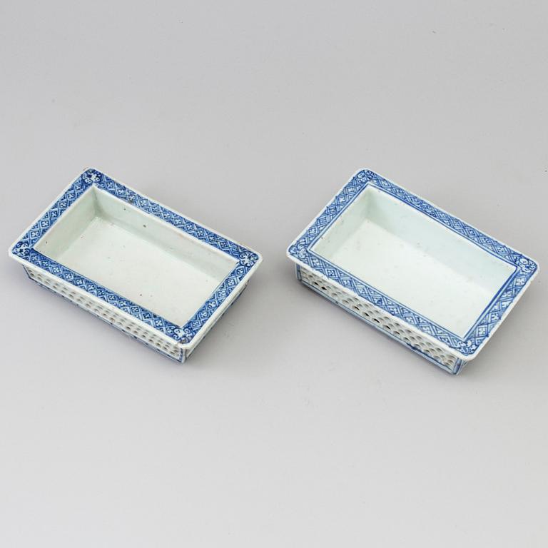 KRUKOR, två stycken, porslin. Qingdynastin, 1800-tal.