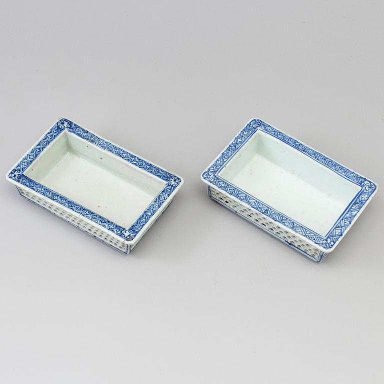 Two blue and white porcelain pots, Qing dynasty, 19th century.