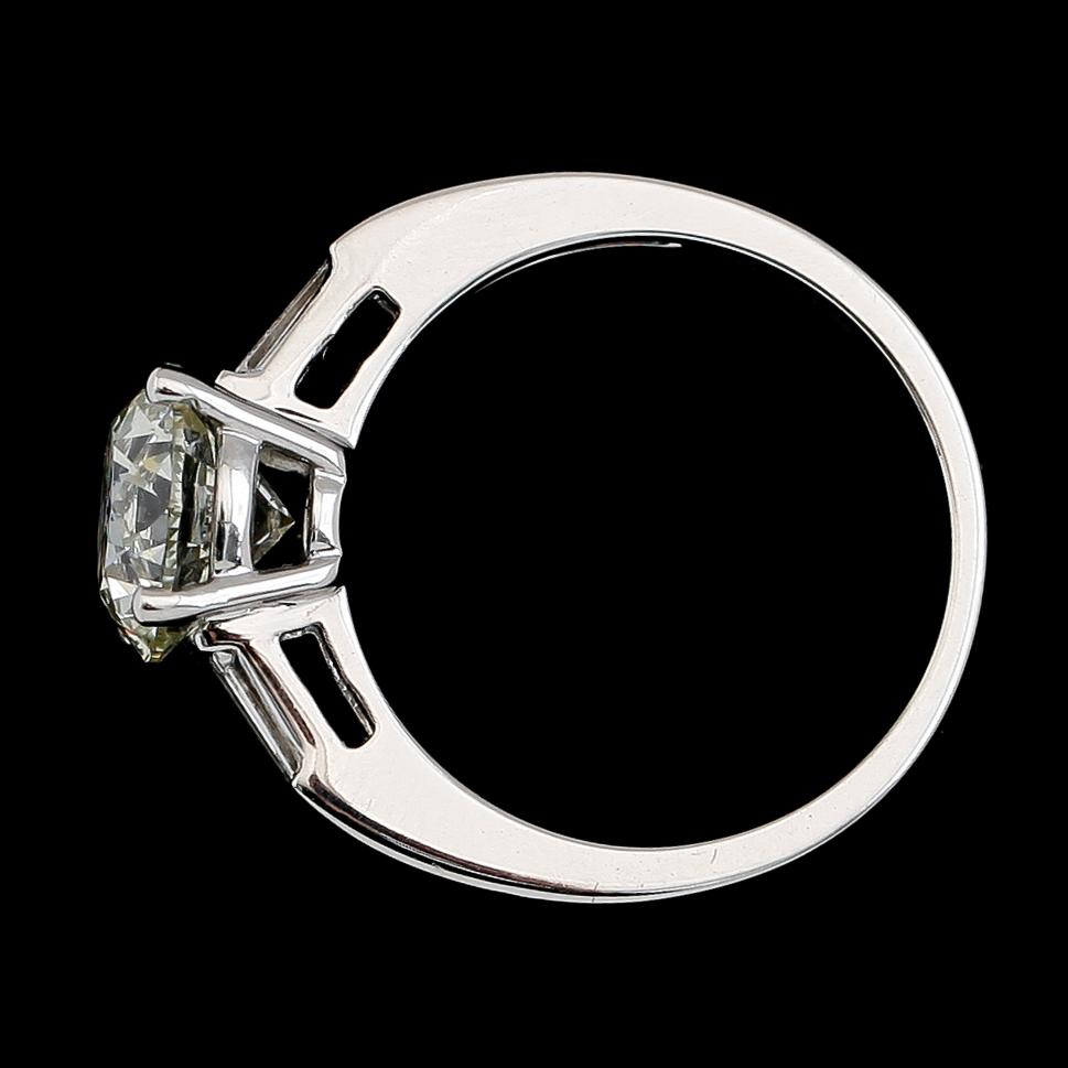 RING, 18 k vitguld, briljantslipad diamant ca 2.40 ct, samt 2 baguetteslipade diamanter tot ca 0.20 ct.
