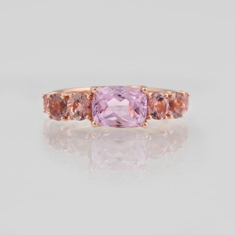 RING, 18K guld med fasettslipad kunzit ca 2.02 ct samt fasettslipade turmaliner 1.27 ct. Vikt 3,7 gram.