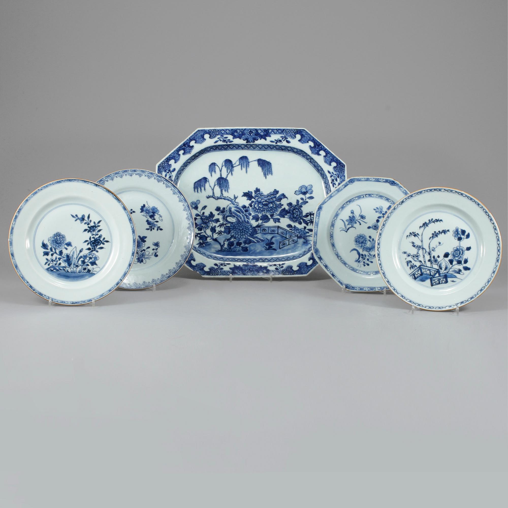TALLRIKAR, 4 st samt STEKFAT, porslin, Kina, 1700-tal.