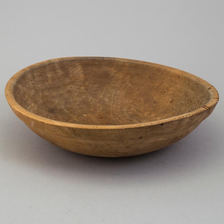 A 18/19th century wooden box and bowl.