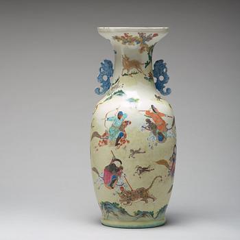 A large famille rose vase, Qing dynasty, 19th century.
